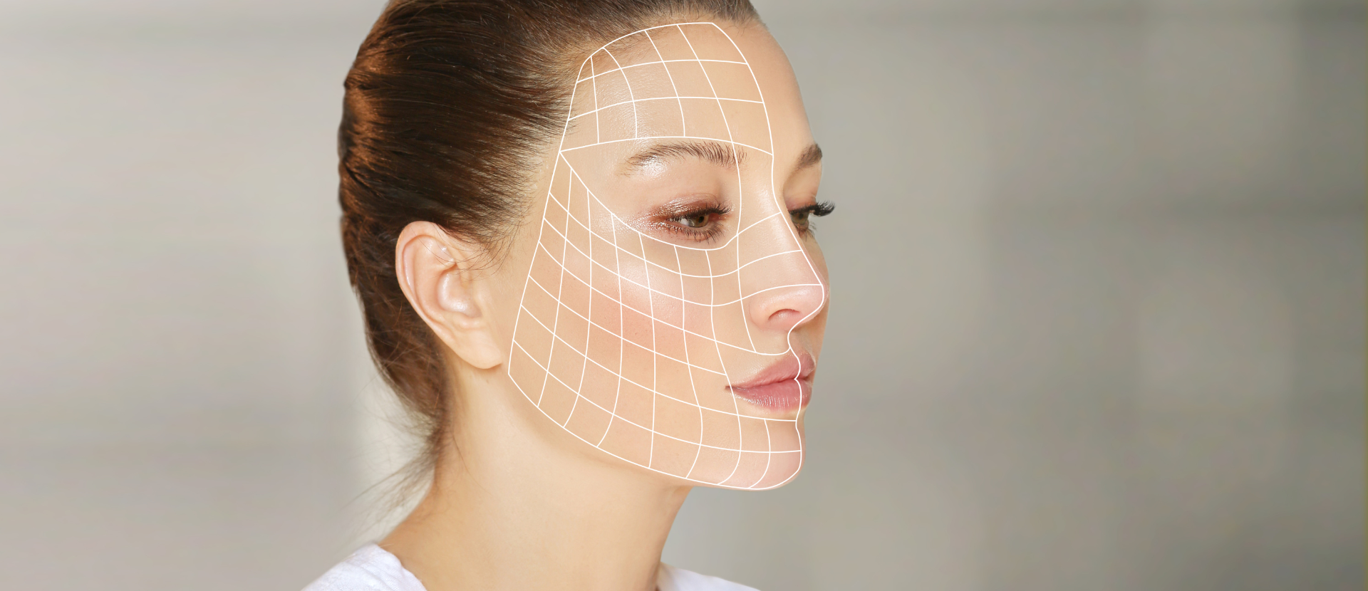 Frau mit digitalem Gitter auf dem Gesicht – Symbol für Hautanalyse und Anti-Aging-Pflege