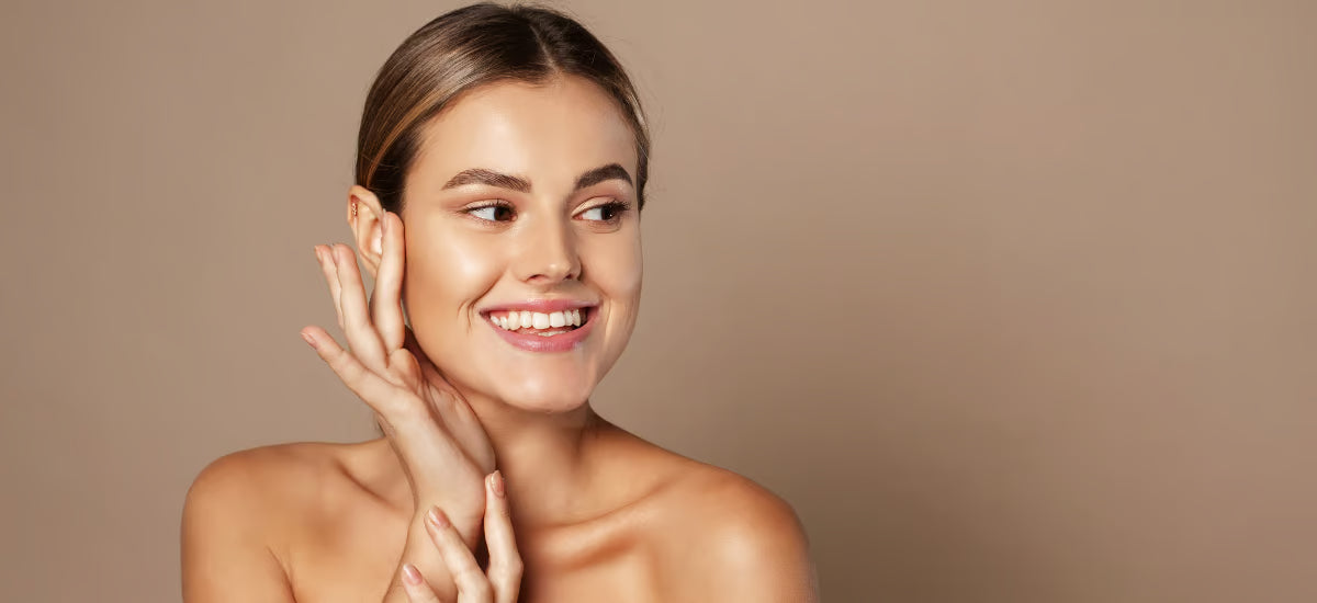 Lächelnde junge Frau mit strahlender, glatter Haut zeigt ihren natürlichen Glow nach regelmäßiger Pflege mit Primabiotic Collagen.