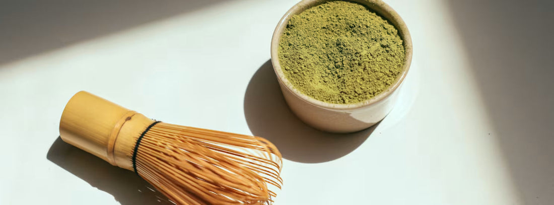 Die Sonnenstrahlen fallen auf die Matche in der Schale und daneben liegt ein Besen.