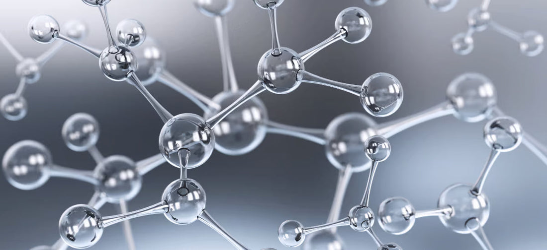 Transparente Molekülstruktur – Darstellung von Kollagenmolekülen, Symbol für Hautelastizität und Anti-Aging-Wirkung.