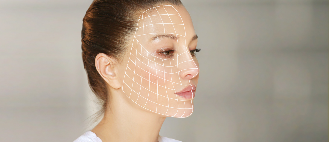 Frau mit digitalem Gitter auf dem Gesicht – Symbol für Hautanalyse und Anti-Aging-Pflege