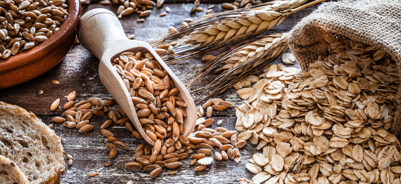 Getreidekörner reich an Inositol auf Holztisch, natürliche Quelle von Vitamin B8