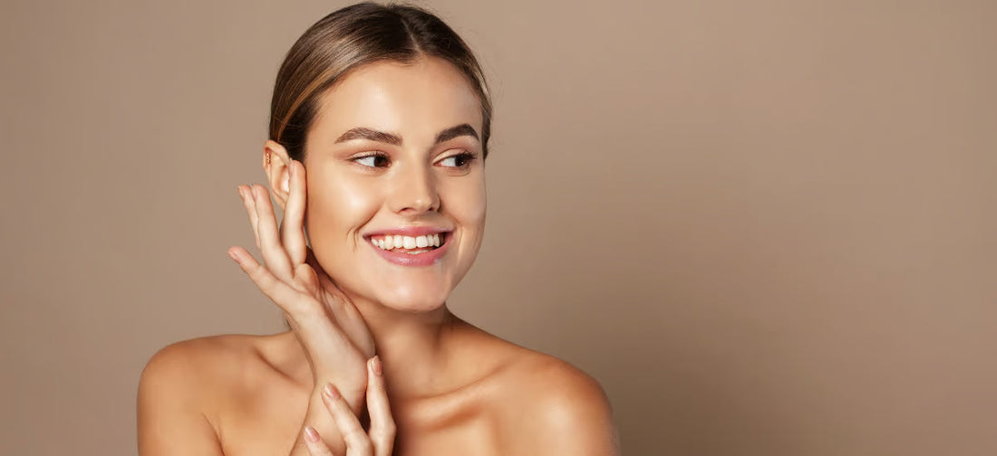 Lächelnde junge Frau mit strahlender, glatter Haut zeigt ihren natürlichen Glow nach regelmäßiger Pflege mit Primabiotic Collagen.