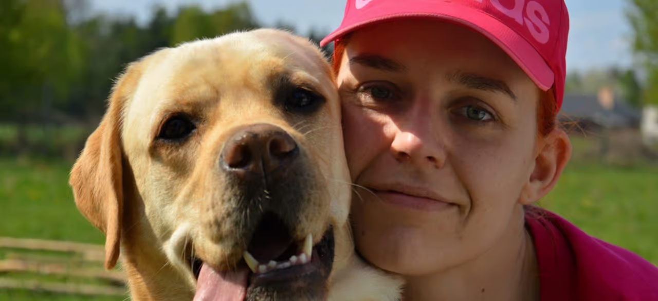 |||||||||||||||Lächelnde Frau mit rotem Hut und Hund||||||