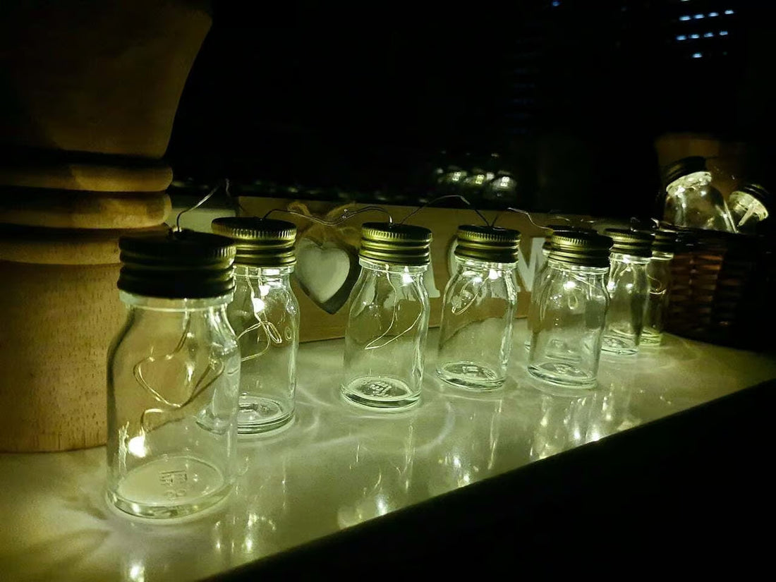 Eine aus Primabiotic-Kollagenflaschen handgefertigte Laterne, die auf einem Regal steht|||||