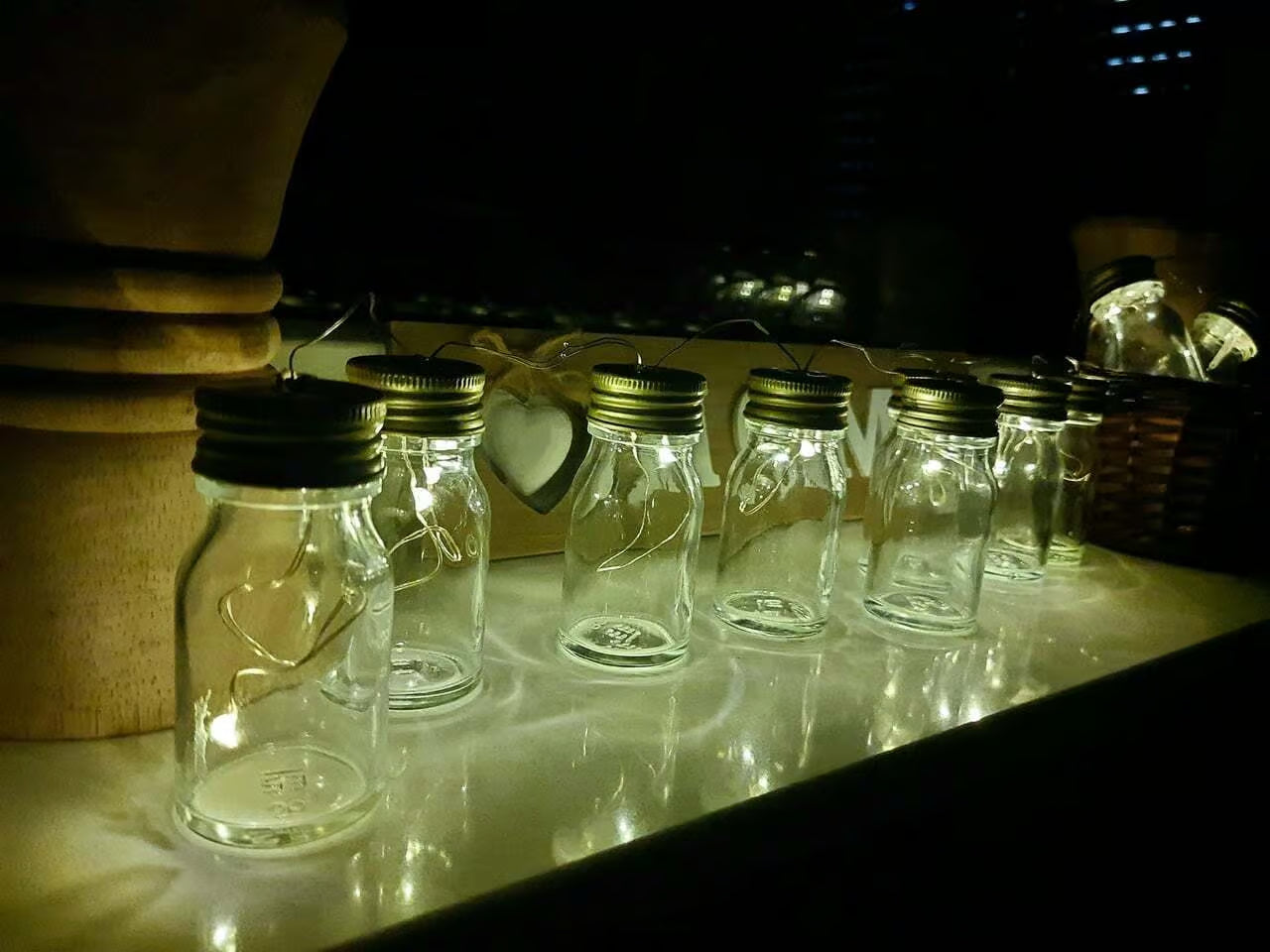 Eine aus Primabiotic-Kollagenflaschen handgefertigte Laterne, die auf einem Regal steht|||||