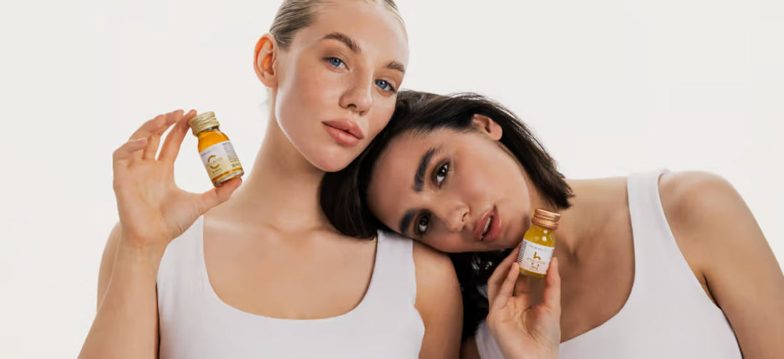 Zwei Frauen, die sich umarmen und Primabiotic Collagen und Hyaluronsäure in den Händen halten.