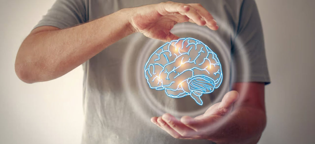 Ein Mann hält ein imaginäres Gehirnprojekt in gelbem Licht.