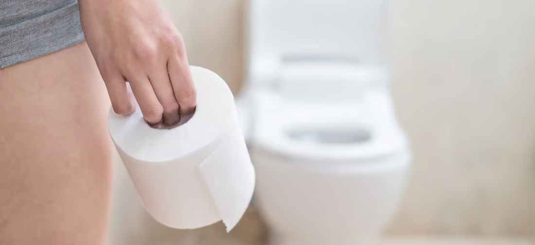 Person mit Toilettenpapier|