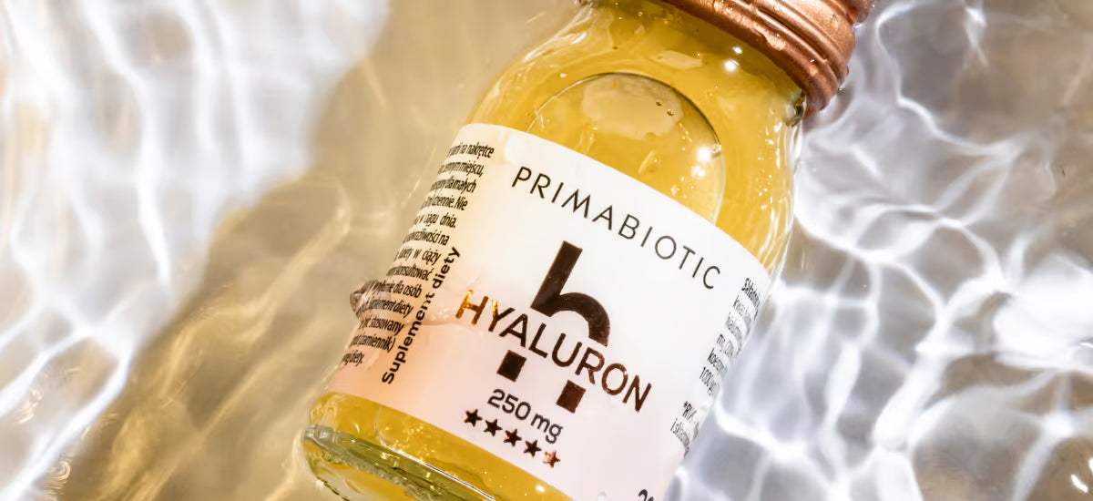 Eine Flasche Hyaluronsäure vor dem Hintergrund von leicht gewelltem Wasser.