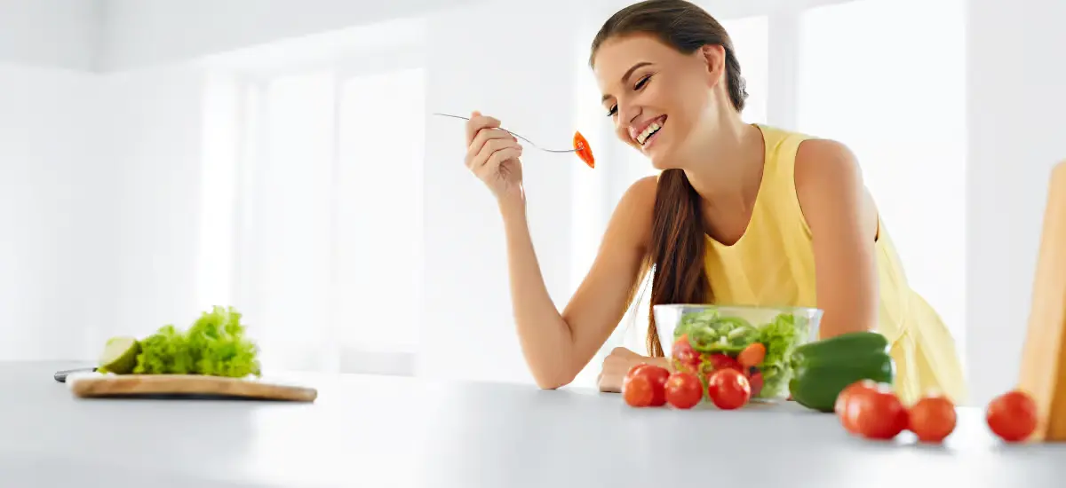 Frau, die sich gesund ernährt|