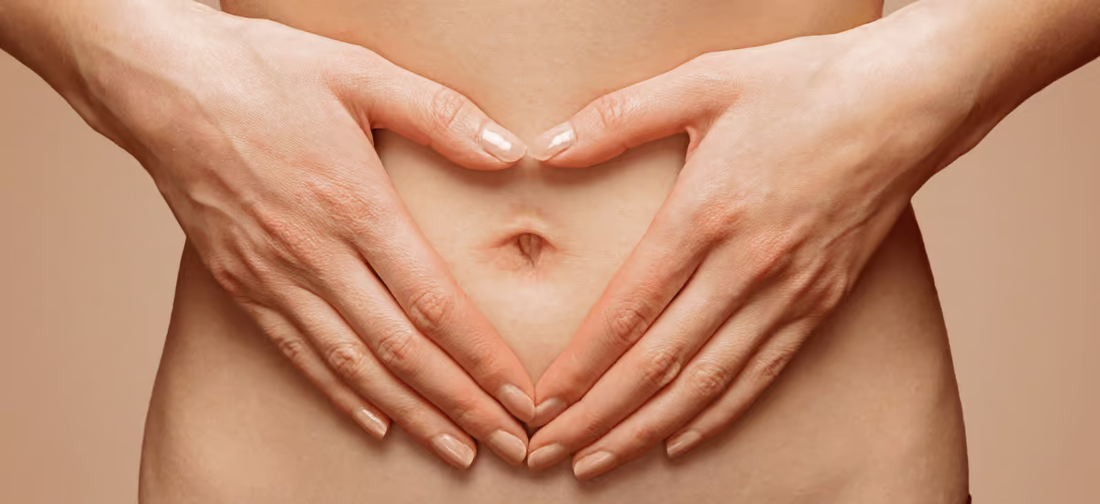 Frau hält einen aufgeblähten Bauch