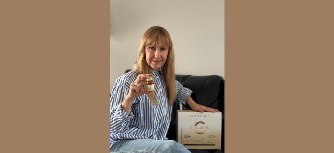 Frau im gestreiften Hemd sitzt auf Sofa und hält eine Flasche Primabiotic Collagen in der Hand