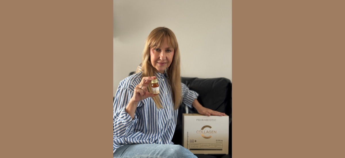 Frau im gestreiften Hemd sitzt auf Sofa und hält eine Flasche Primabiotic Collagen in der Hand