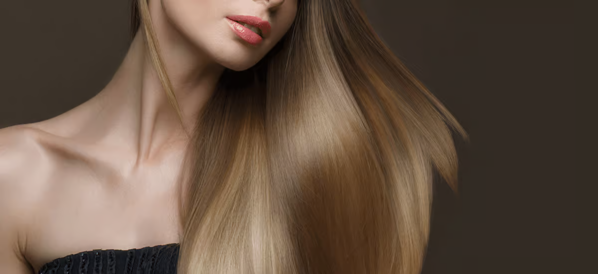 |blondes Mädchen kämmt ihr Haar mit der Hand