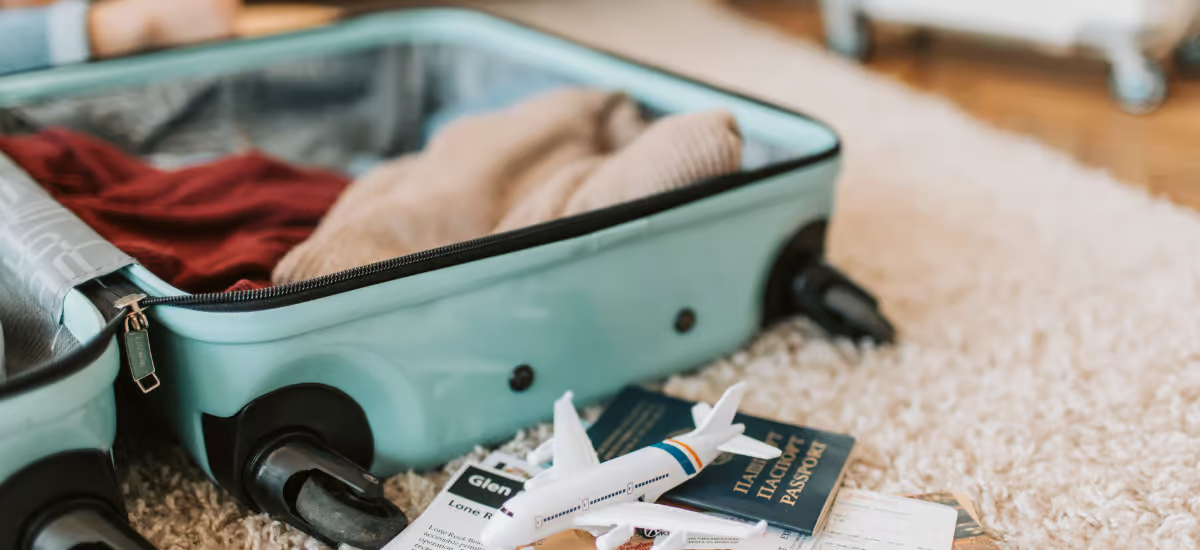 Ein offener Koffer mit Kleidung auf dem Boden|Ein offener Koffer mit Kleidung auf dem Boden