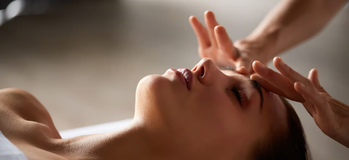 Frau legt sich hin und bekommt eine Gesichtsmassage|Frau legt sich hin und bekommt eine Gesichtsmassage