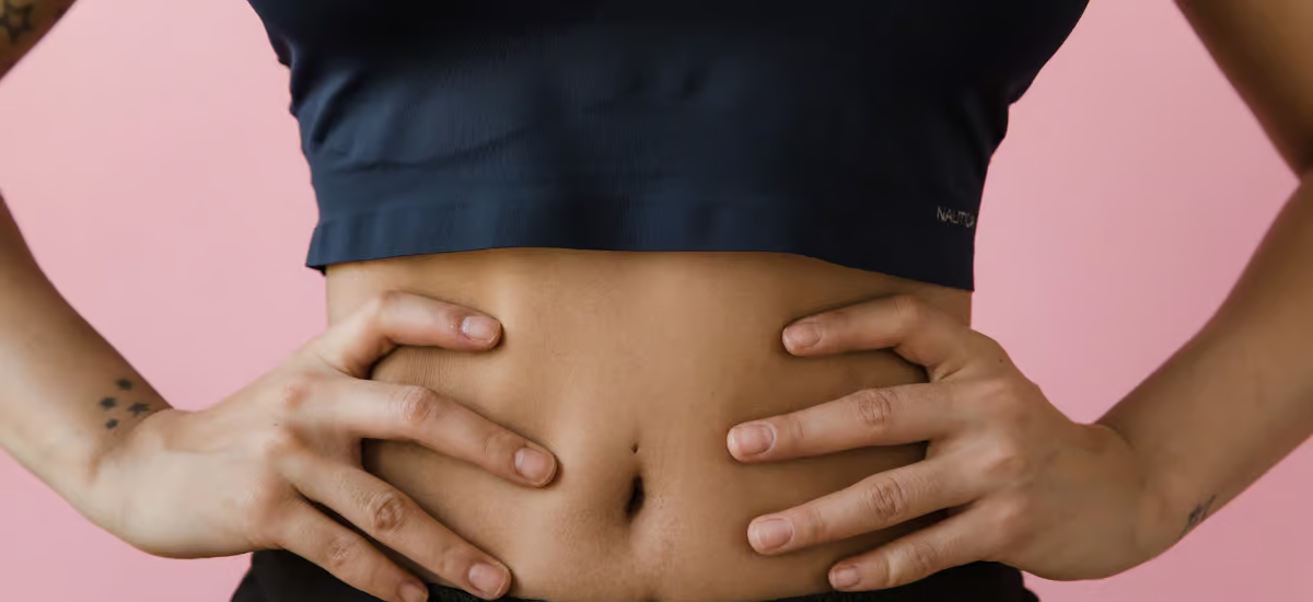 Frau hält Hände auf sportlichen Bauch|Frau hält Hände auf sportlichen Bauch|