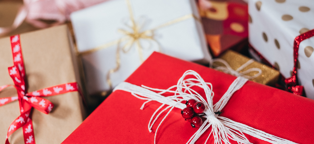 In rot-weiß-braunes Papier eingewickelte Weihnachtsgeschenke