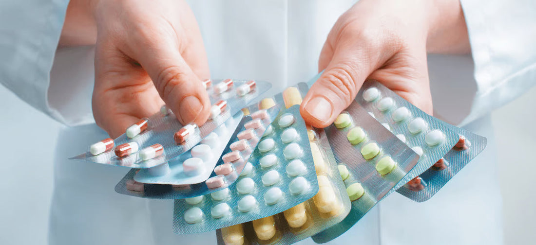 Arzt hält Blister mit probiotischen Kapseln zur Unterstützung des Immunsystems
