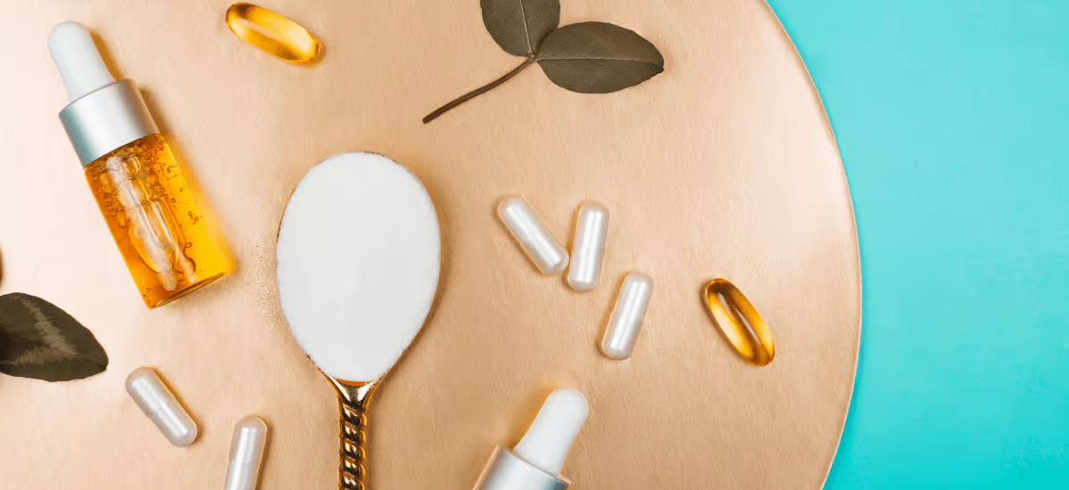 Tabletten, Nahrungsergänzungsmittel, Kollagen auf den Tisch gelegt|Tabletten, Nahrungsergänzungsmittel, Kollagen auf den Tisch gelegt