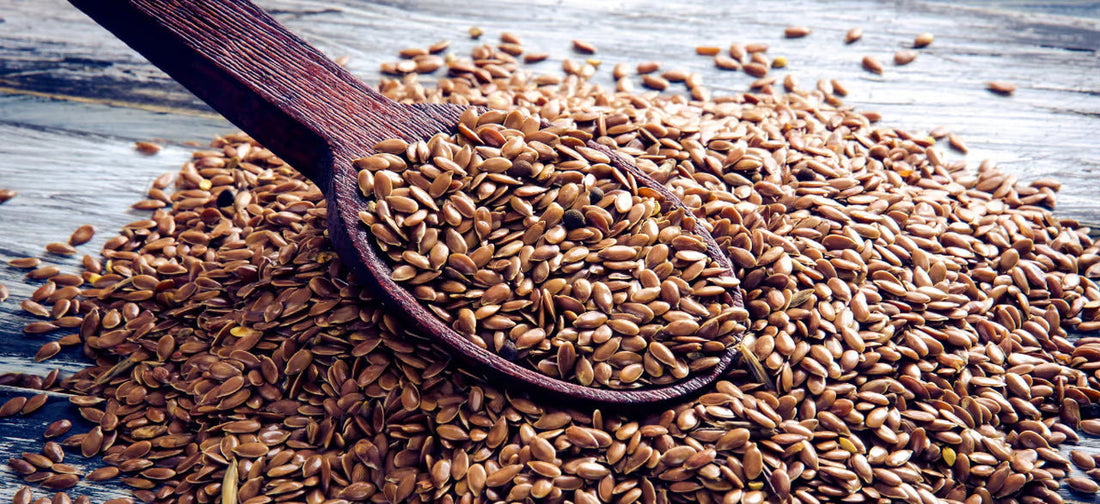 Leinsamen reich an Omega-3-Fettsäuren auf Holztisch