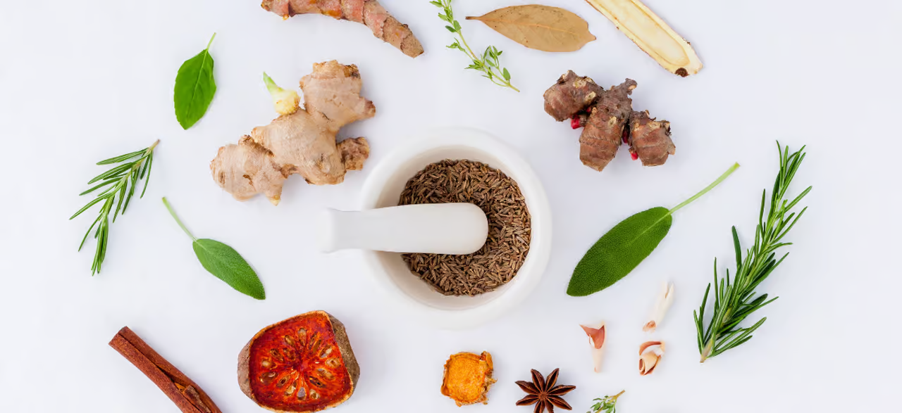 Superfoods auf dem Tisch angeordnet