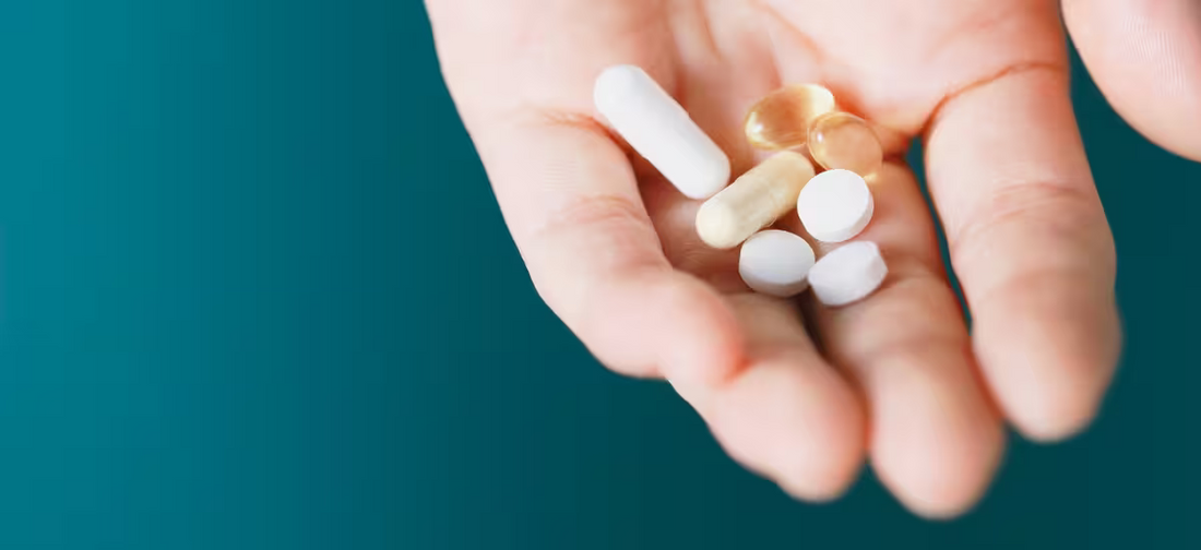 Nahrungsergänzungsmittel in Tablettenform auf der Handfläche|Frau mit Primabiotic Nahrungsergänzungsmittel