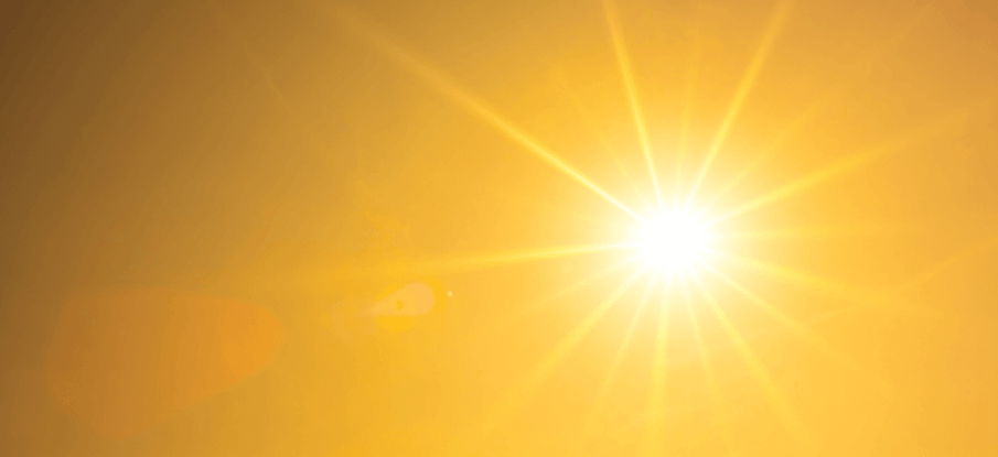 Strahlende Sonne am klaren Himmel mit goldenen Lichtstrahlen