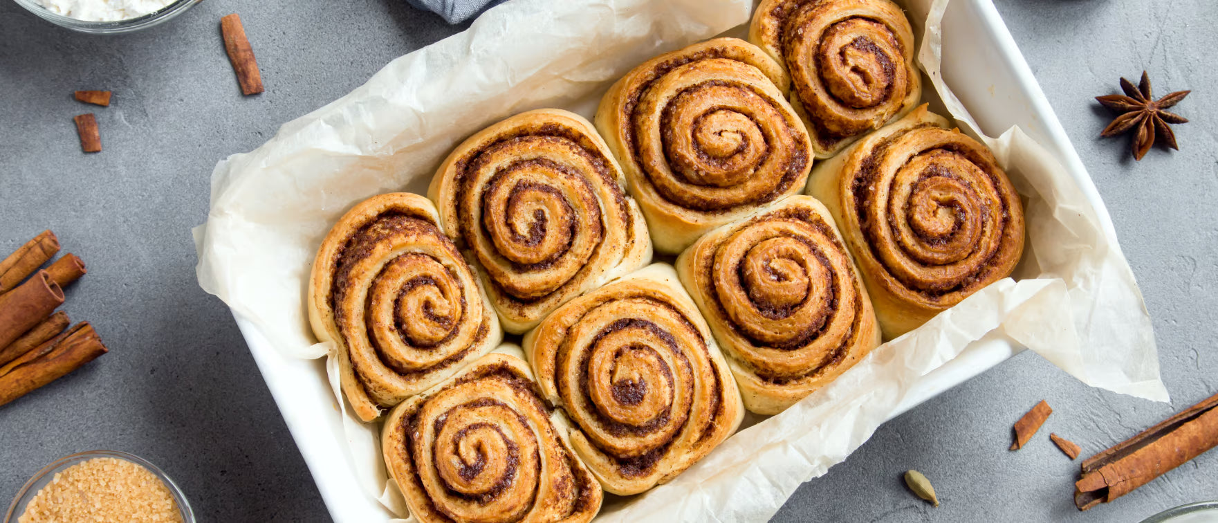 Frisch gebackene Zimtschnecken in einer Schüssel