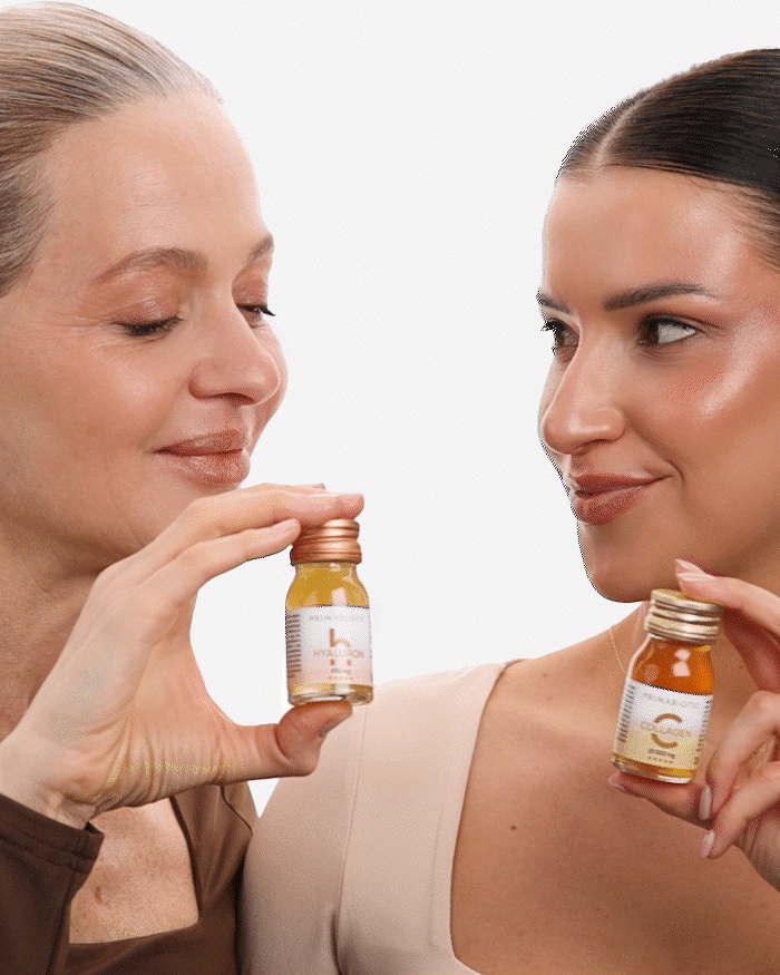Zwei Frauen halten Primabiotic Hyaluron Shots in den Händen und lächeln, Präsentation des Produkts für schöne und hydratisierte Haut.