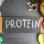Proteinprodukte, die um eine Tafel mit der Aufschrift Protein angeordnet sind