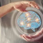 Ein Mann hält ein imaginäres Gehirnprojekt in gelbem Licht.
