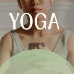 Frau mit ruhigem Gesicht, die eine Kerze hält, Aufschrift Yoga auf der Vorderseite
