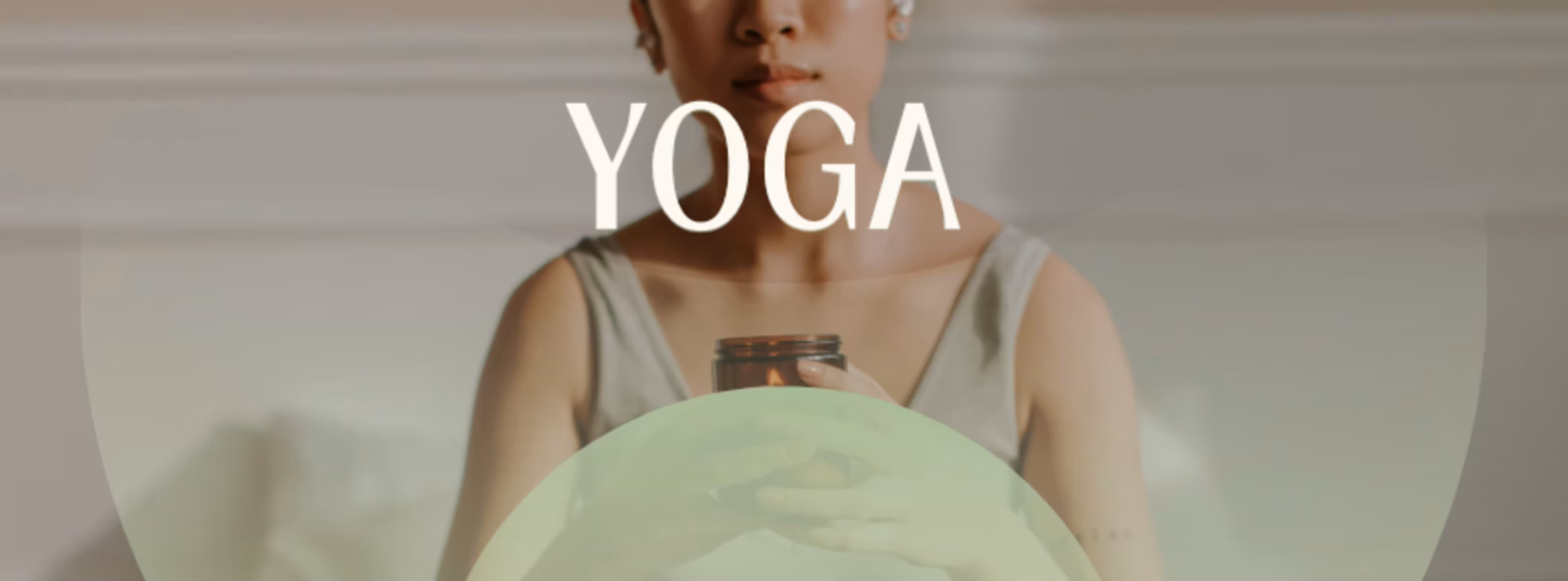 Frau mit ruhigem Gesicht, die eine Kerze hält, Aufschrift Yoga auf der Vorderseite